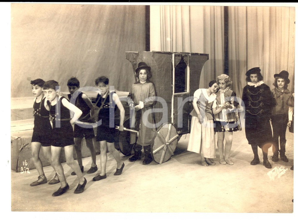 Fotografia d epoca originale 1935 ca GENEVESUISSE TEATRO  Bambini durante uno spettacolo in costume Foto 1