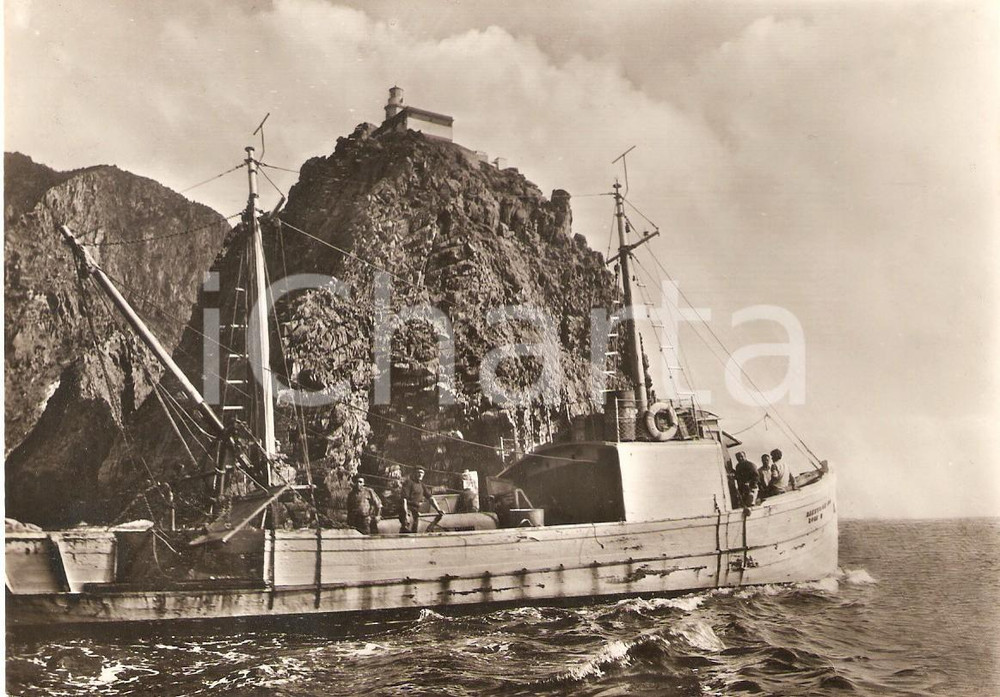 Cartolina originale da collezione 1955 ca PONZA Barca di pescatori davanti al Faro della Guardia Cartolina FG NV 1