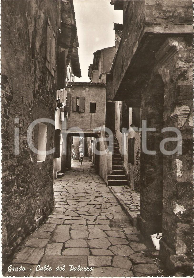 Cartolina originale da collezione 1960 ca GRADO GO Donne a passeggio in Calle del Palazzo Cartolina FG NV 1