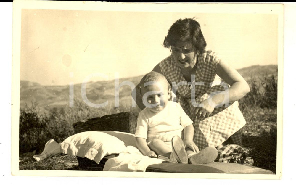 Fotografia d epoca originale 1940 ca AREA LOMBARDA Una madre nei campi con il figlio Foto VINTAGE 15x9 cm 1