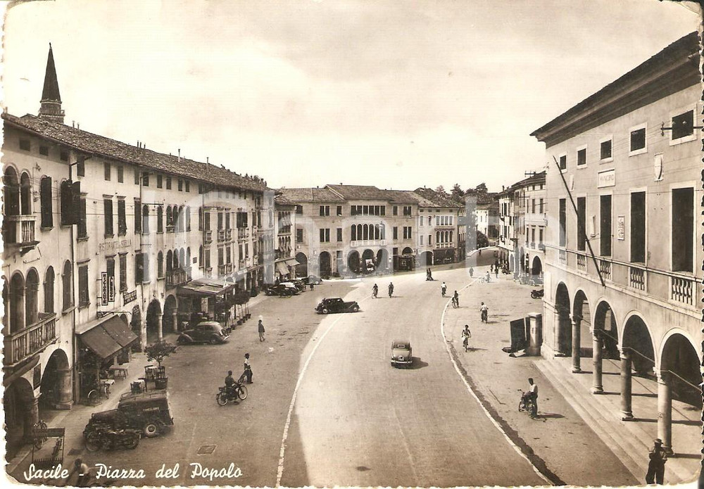 Cartolina originale da collezione 1955 ca SACILE PIazza del Popolo  Municipio e Albergo Stella Cartolina FG VG 1
