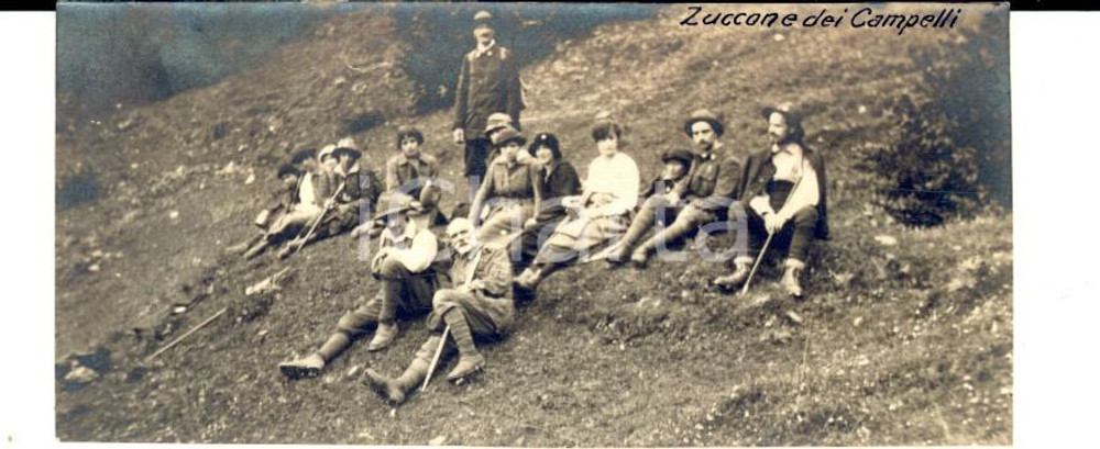 Fotografia d epoca originale 1916 ZUCCONE CAMPELLI Escursionisti a riposo su un prato Foto VINTAGE 10x4 cm 1