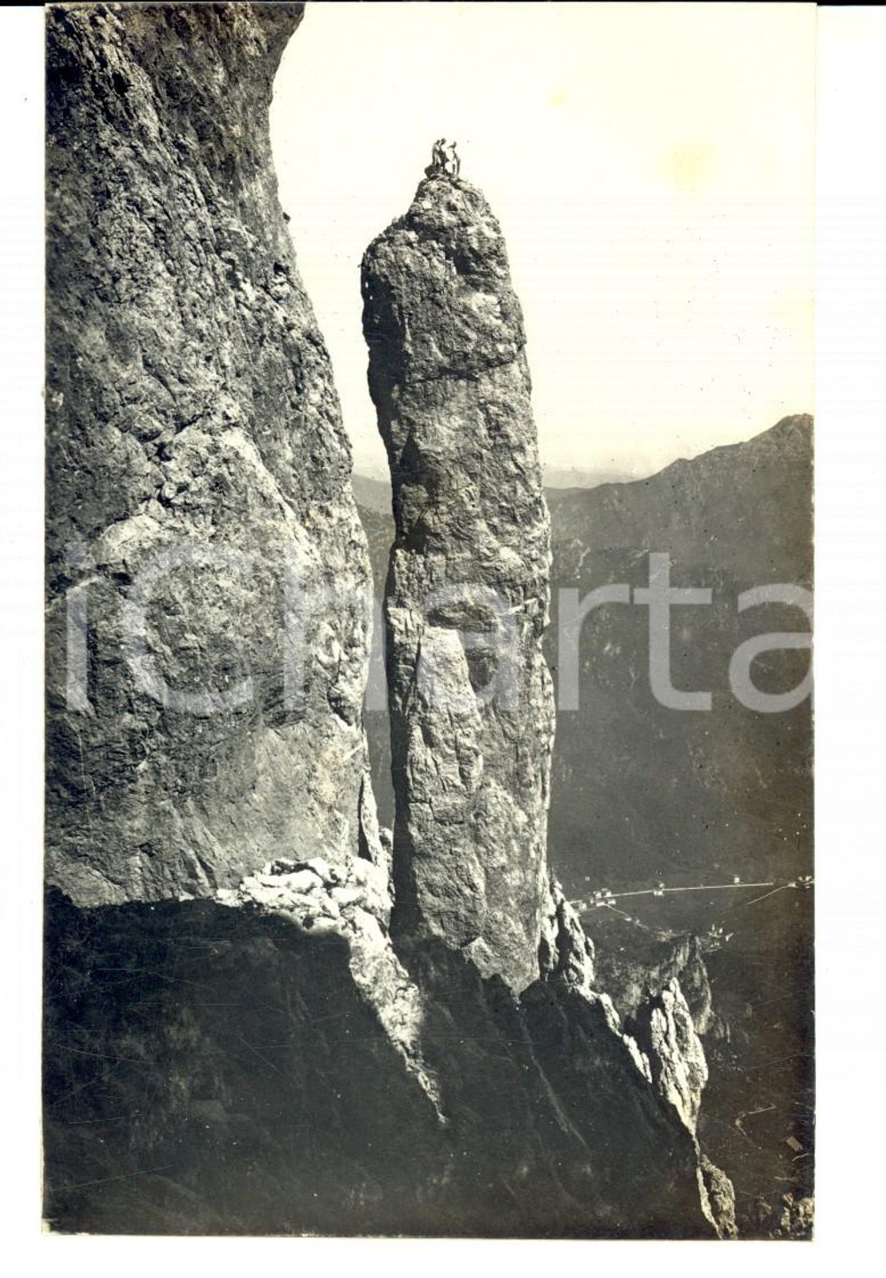 Fotografia d epoca originale 1920 ca PREALPI COMASCHE Escursionisti su un picco roccioso Foto 9x14 cm 1