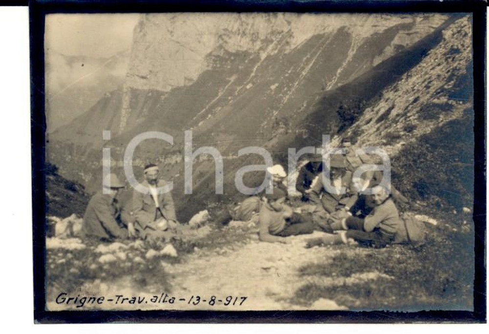 Fotografia d epoca originale 1917 GRUPPO DELLE GRIGNE Escursionisti a riposo Foto VINTAGE 9x6 cm 1