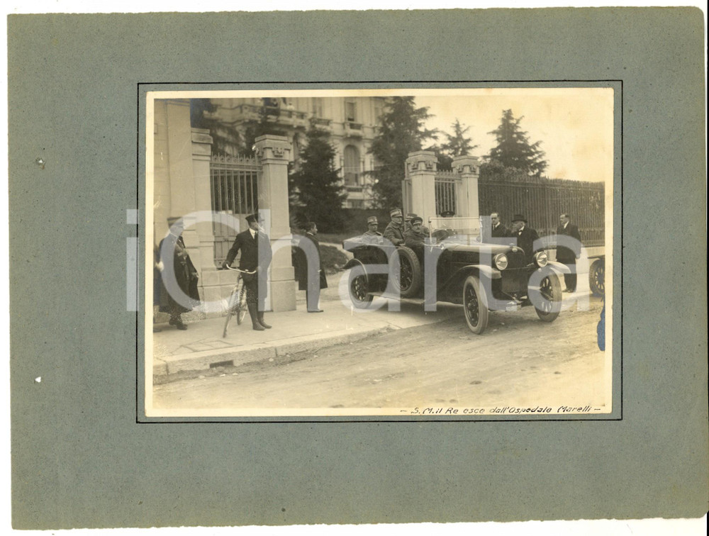 Fotografia d epoca originale 1922 MILANO Re Vittorio Emanuele III esce dall ospedale di VILLA MARELLI Foto 1