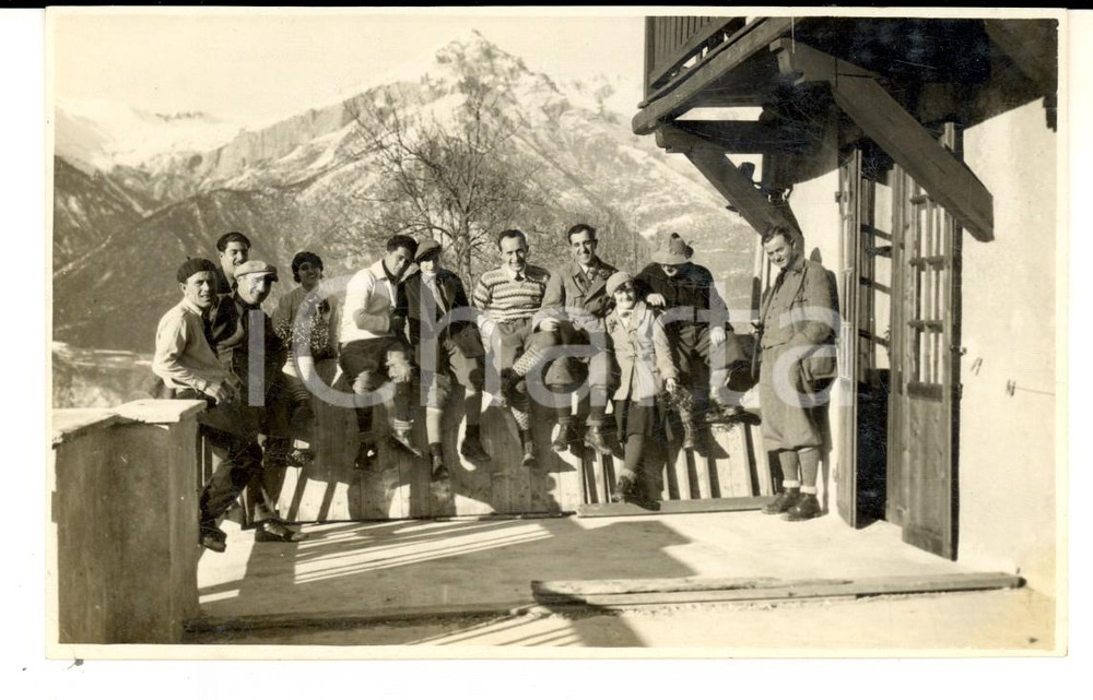 Fotografia d epoca originale 1930 ca TRENTINO Gruppo di sciatori in un rifugio Foto cartolina VINTAGE 1