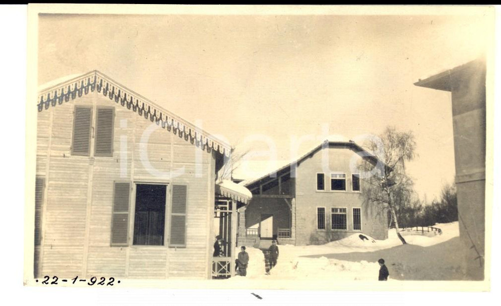Fotografia d epoca originale 1922 VALGANNA Villaggio Alpino Touring  Ospiti tra le case innevate Foto 12x7 1