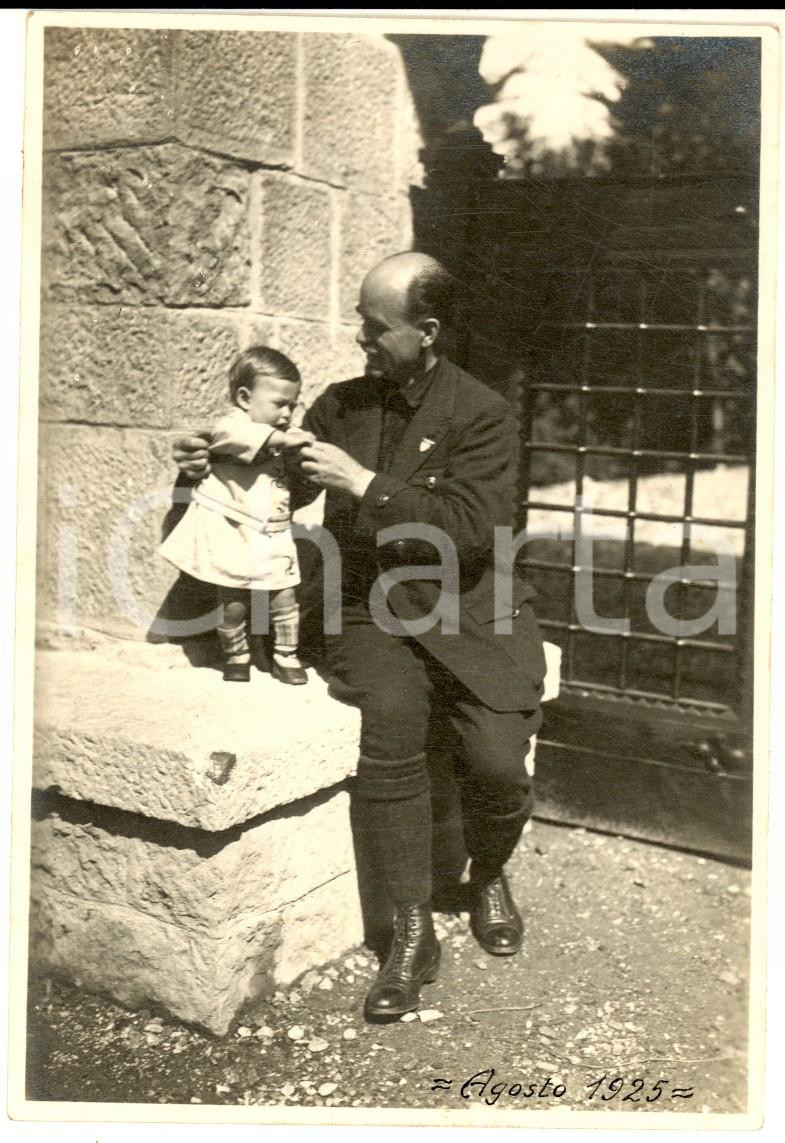Fotografia d epoca originale 1925 VALGANNA Villaggio Alpino Touring  Membro del CAI con piccola ospite Foto 1