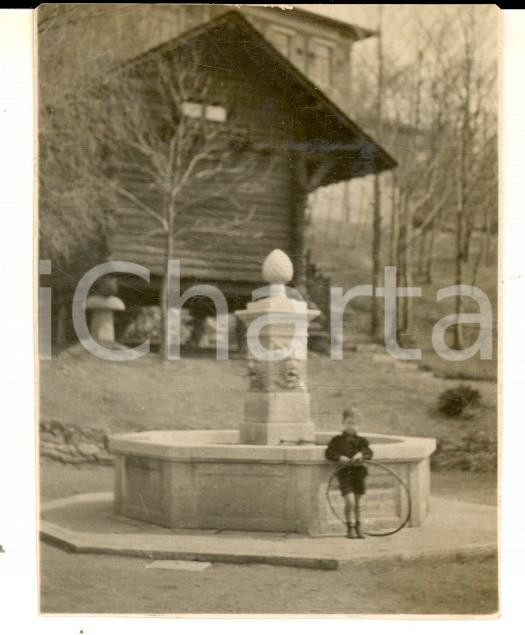 Fotografia d epoca originale 1929 VALGANNA Villaggio Alpino Touring  Bambino alla Fontana Alpina Foto 7x9 1