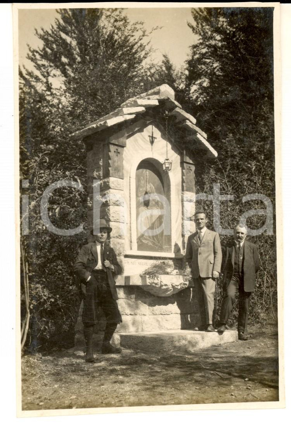 Fotografia d epoca originale 1922 VALGANNA Villaggio Alpino Touring  Visitatori presso altarino Foto 10x14 1