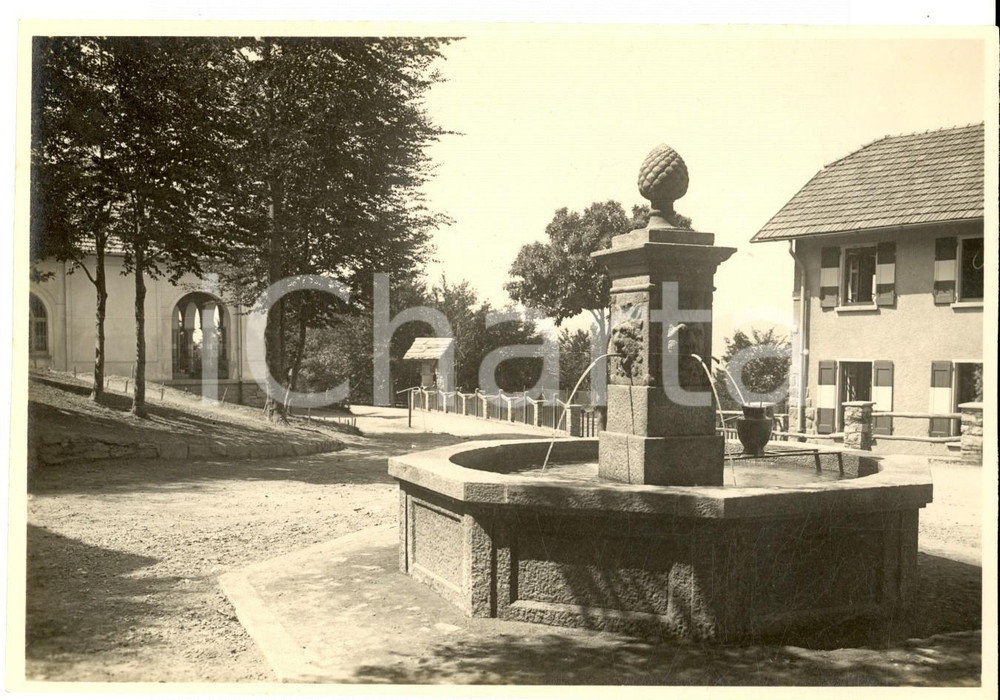 Fotografia d epoca originale 1929 VALGANNA Villaggio Alpino Touring  Veduta con la fontana Foto 17x12 cm 1