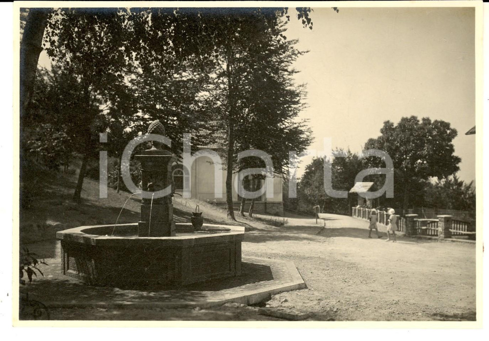 Fotografia d epoca originale 1929 VALGANNA Villaggio Alpino Touring  Veduta con la fontana Foto 17x12 1