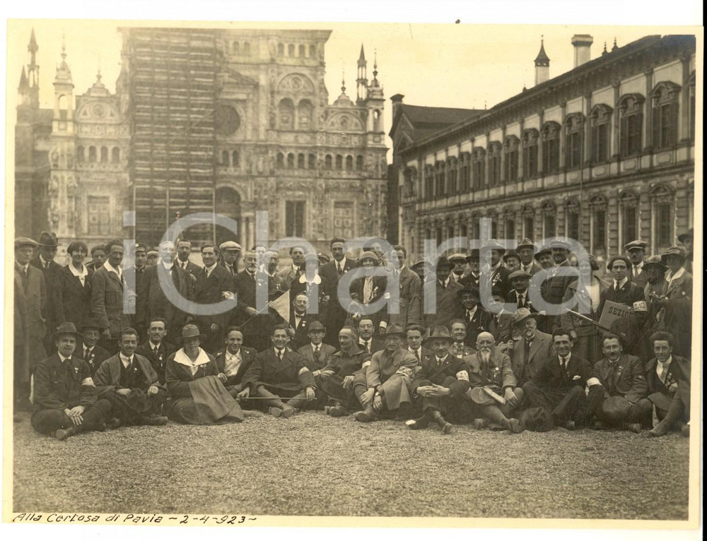 Fotografia d epoca originale 1923 Certosa di PAVIA Congressisti TOURING CLUB Turismo scolastico Foto 18x12 1