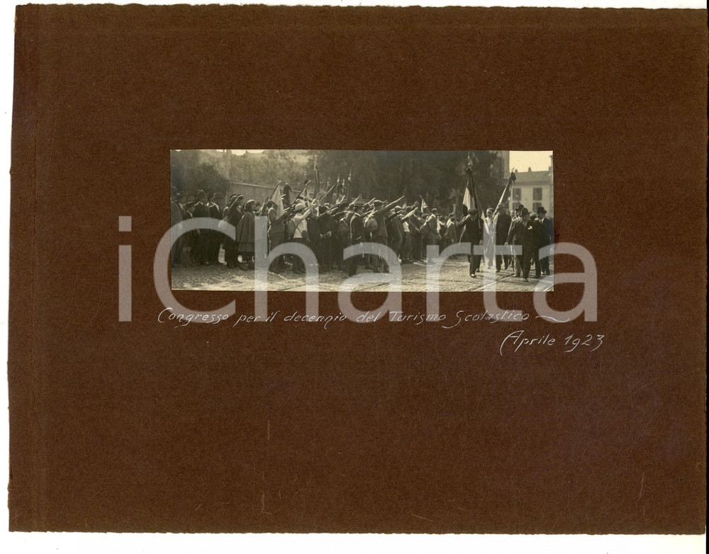 Fotografia d epoca originale 1923 MILANO Congressisti TOURING CLUB Turismo scolastico  Saluto romano Foto 1