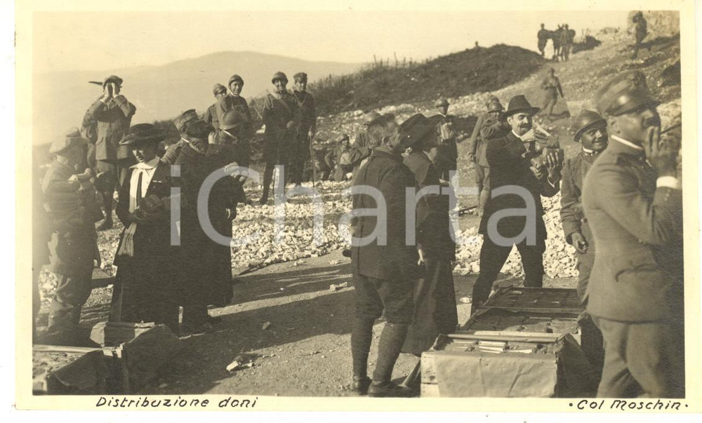 Fotografia d epoca originale 1918 WW1 COL MOSCHIN Distribuzione dei doni ai soldati al fronte Foto 15x7 cm 1