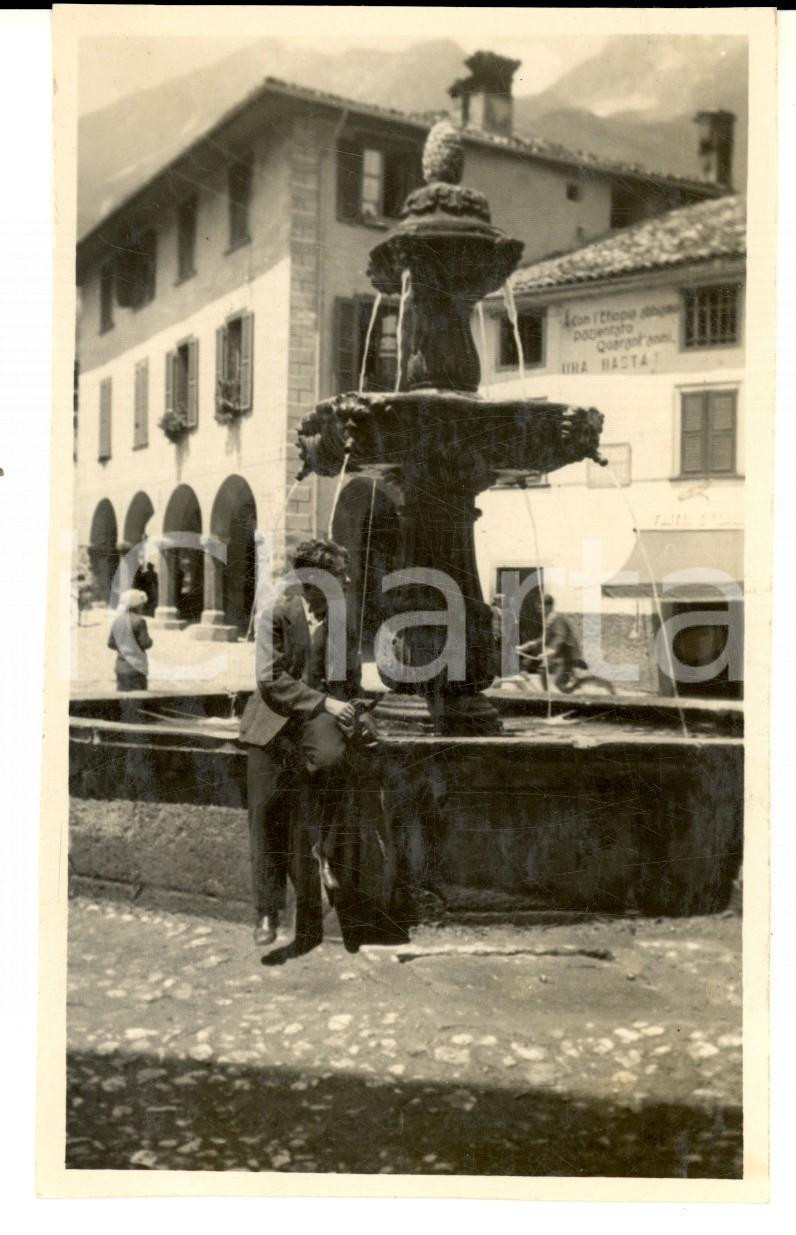 Fotografia d epoca originale 1937 BORNO BS Giovane alla fontana  Foto VINTAGE 9x15 cm motto IMPERO ETIOPIA 1