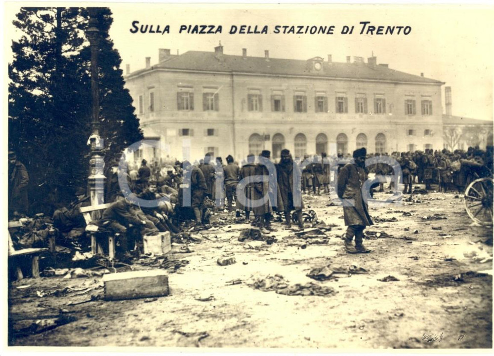 Fotografia d epoca originale 1918 WW1 TRENTO Soldati italiani sulla piazza della stazione  Foto 15x10 1