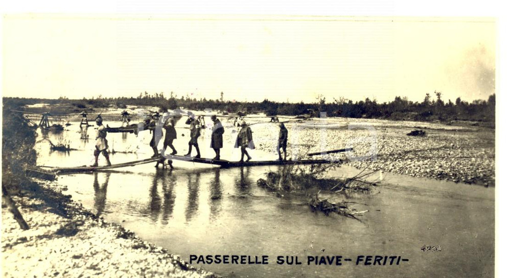 Fotografia d epoca originale 1917 WW1 FRONTE DEL PIAVE Trasporto feriti sulle passerelle Foto seriale 14x7 1