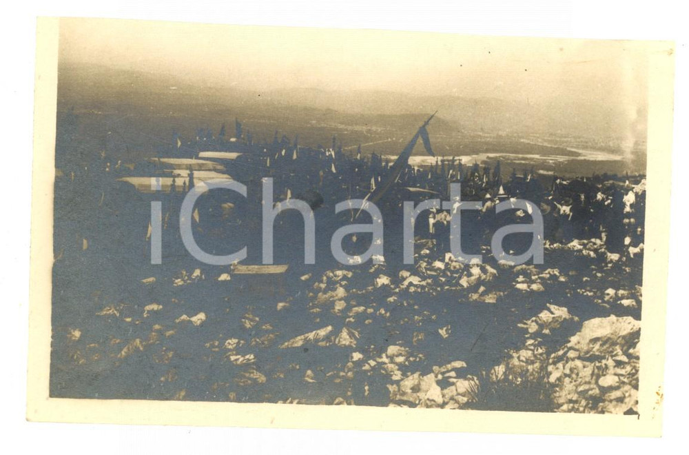 Fotografia d epoca originale 1918 WW1 MONTE SAN MICHELE Un battaglione tra le bandiere Foto 14x9 cm 1
