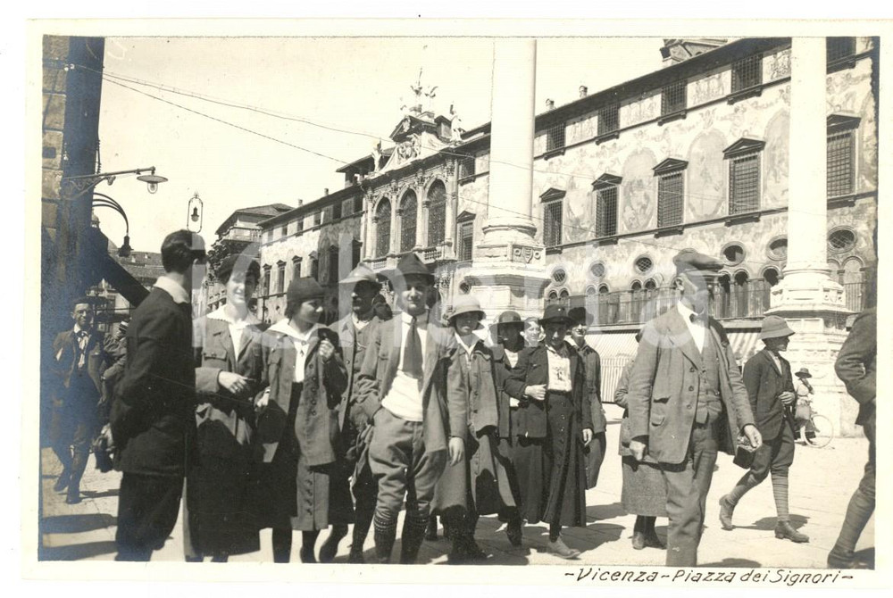 Fotografia d epoca originale 1920 VICENZA Piazza dei Signori  Un gruppo di escursionisti Foto 14x9 cm 1