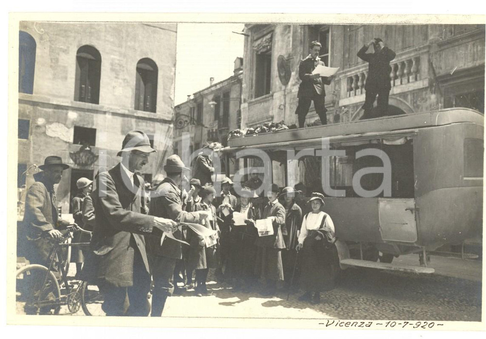 Fotografia d epoca originale 1920 VICENZA Escursionisti con le mappe pronti alla visita Foto 14x9 cm 1