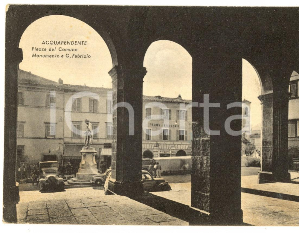 Cartolina originale da collezione 1950 ca ACQUAPENDENTE Piazza del Comune e monumento Cartolina ANIMATA auto FG 1