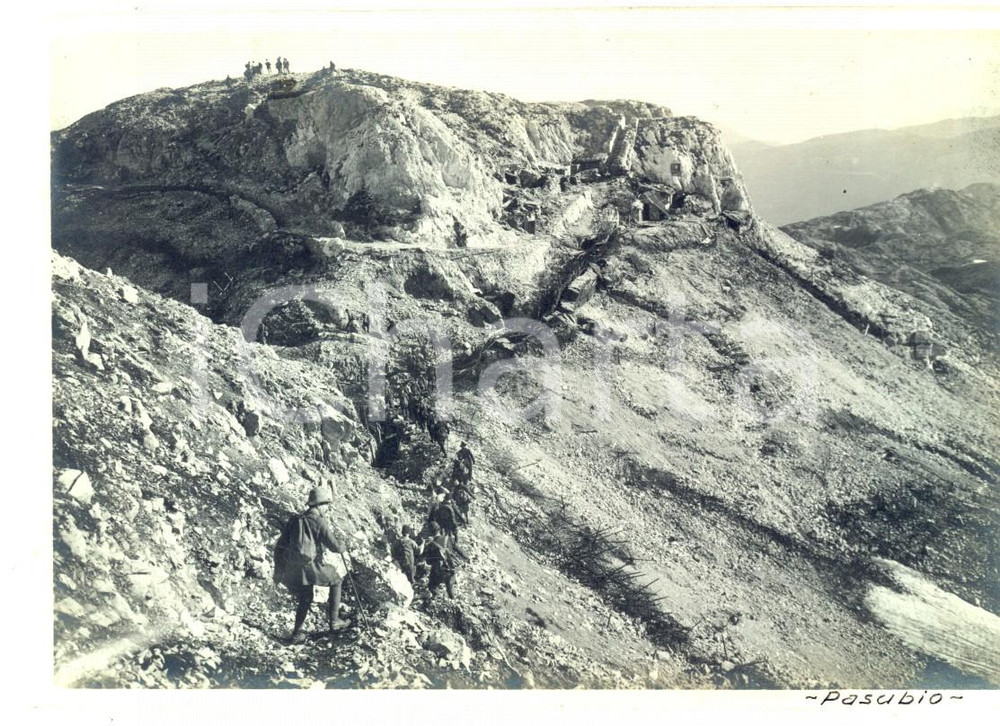 Fotografia d epoca originale 1920 MONTE PASUBIO Escursionisti in marcia verso la vetta Foto 14x10 cm 1