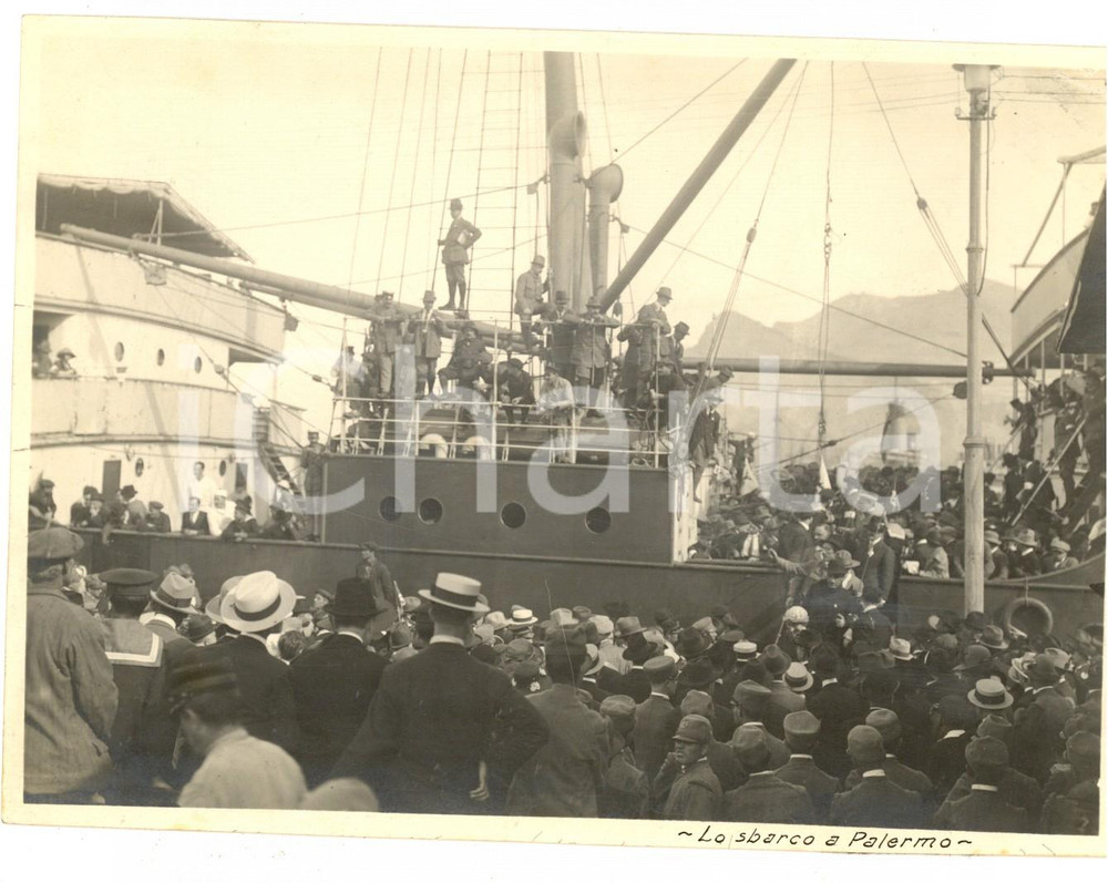 Fotografia d epoca originale 1922 PALERMO Arrivo del gruppo C.A.I. Lombardia per una gita Foto 17x12 cm 1