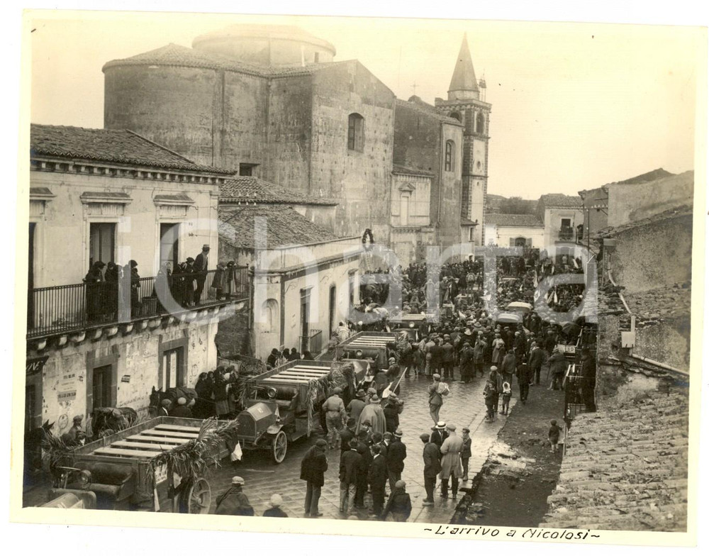 Fotografia d epoca originale 1922 NICOLOSI CT Arrivo del gruppo C.A.I. Lombardia in viaggio Foto 17x12 cm 1