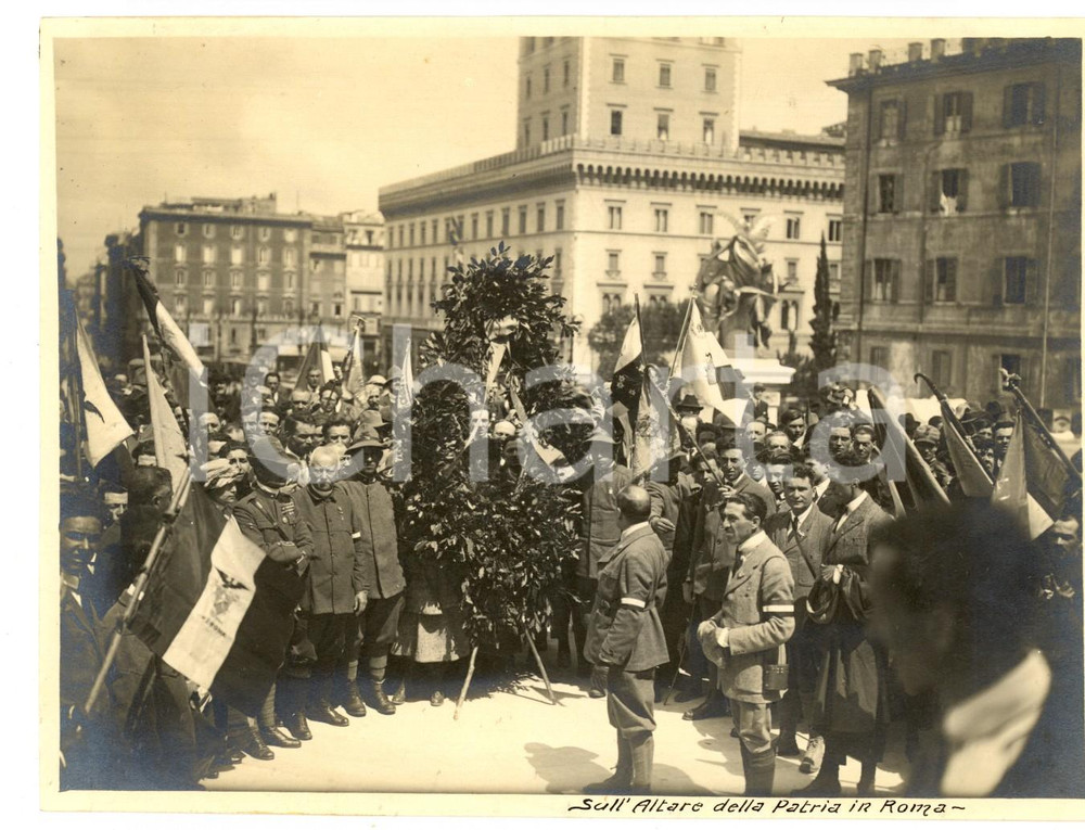 Fotografia d epoca originale 1921 ROMA Gruppo C. A. I. Lombardia all Altare della patria Foto 17x12 cm 1