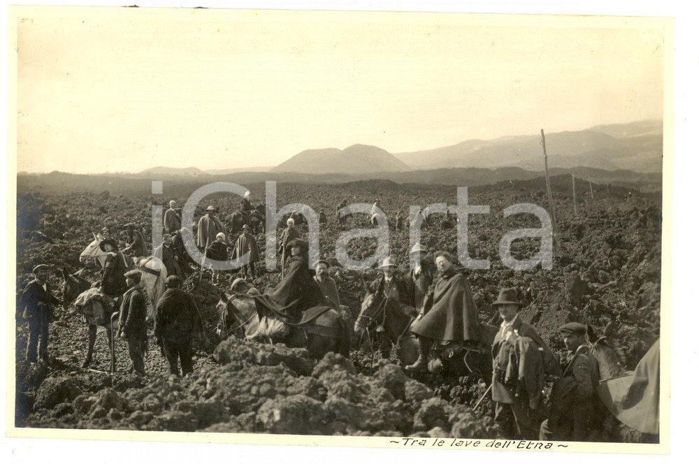 Fotografia d epoca originale 1922 SICILIA ETNA Gruppo C.A.I. Lombardia in escursione tra le lave Foto 17x12 1