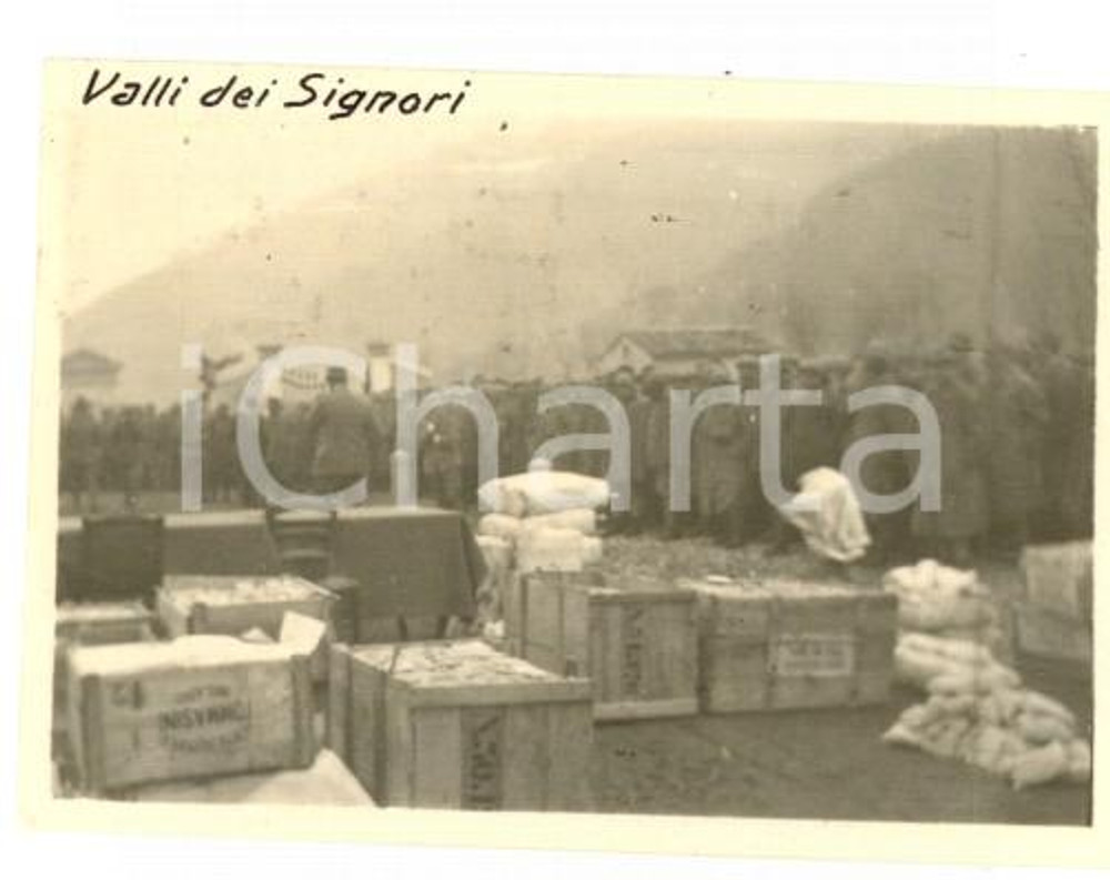 Fotografia d epoca originale 1917 WW1 PASUBIO / VALLI DEI SIGNORI Distribuzione doni ai soldati Foto 7x5 cm 1