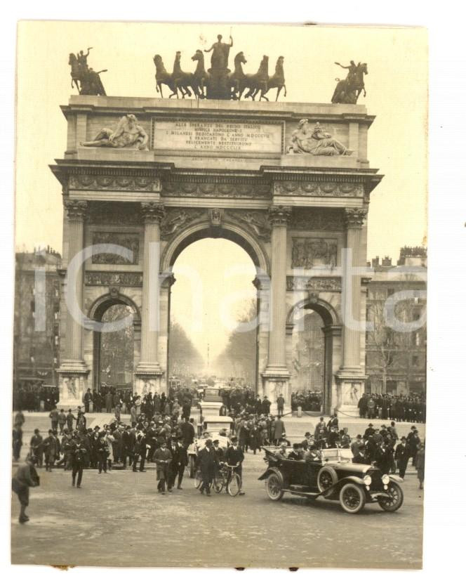Fotografia d epoca originale 1923 MILANO Arco della Pace  Vittorio Emanuele III incontra il C.A.I. Foto 8x10 1