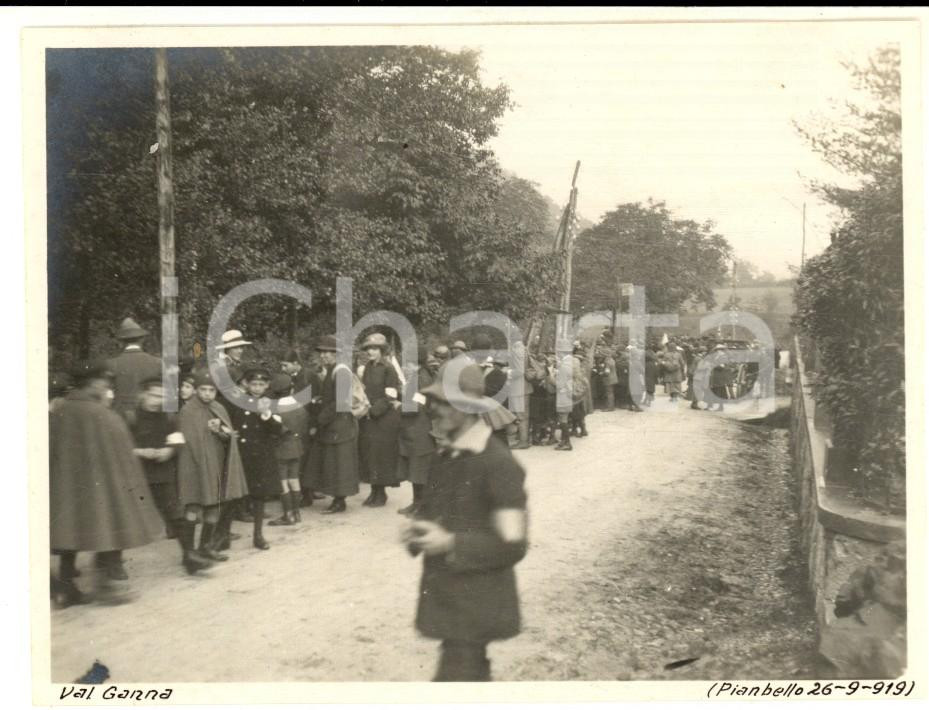 Fotografia d epoca originale 1919 VALGANNA Villaggio Alpino  Gita orfani di guerra Fotografia 11x9 cm 1