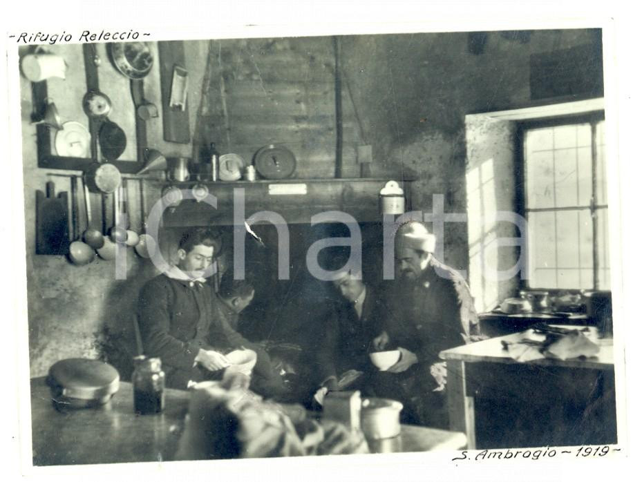 Fotografia d epoca originale 1920 MONTE RELECCIO LC Escursionisti al rifugio Foto Achille FLECCHIA 11x8 1