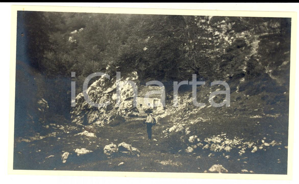 Fotografia d epoca originale 1920 GRIGNA  ALPE DI CALIVASSO Escursionista al rifugio Foto VINTAGE 14x8 cm 1
