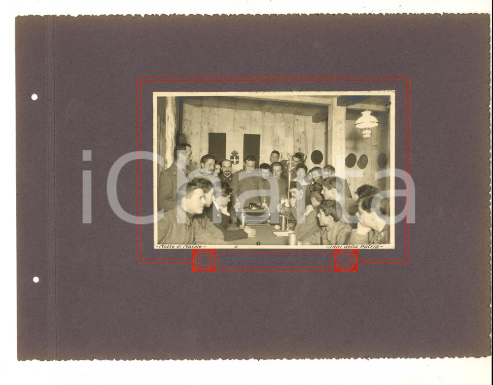 Fotografia d epoca originale Natale 1916 RIFUGIO ALL OMBRETTA Studenti e soldati ascoltano inni alla patria 1