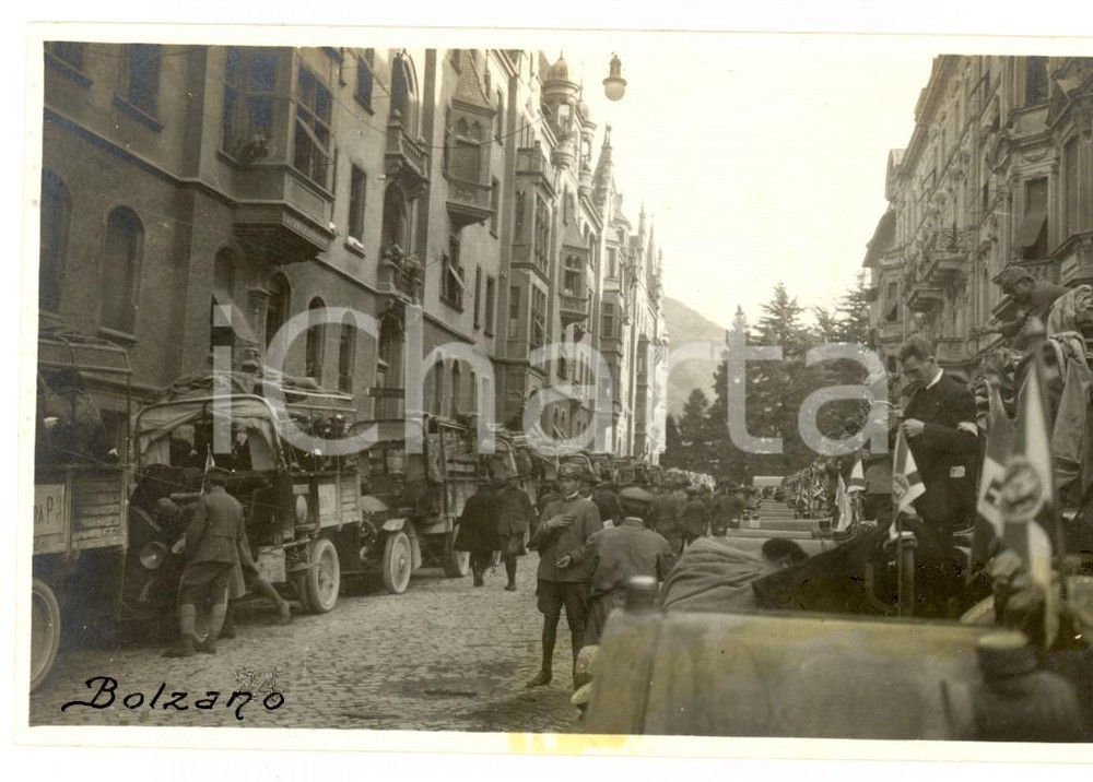 Fotografia d epoca originale 1919 BOLZANO Gita Nazionale TOURING CLUB  La carovana tra i militari Foto 13x9 1