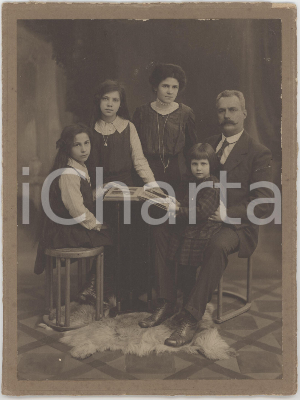 Fotografia d epoca originale 1917 PADOVA Ritratto di famiglia con l album  Fotografia 18x24 cm 1