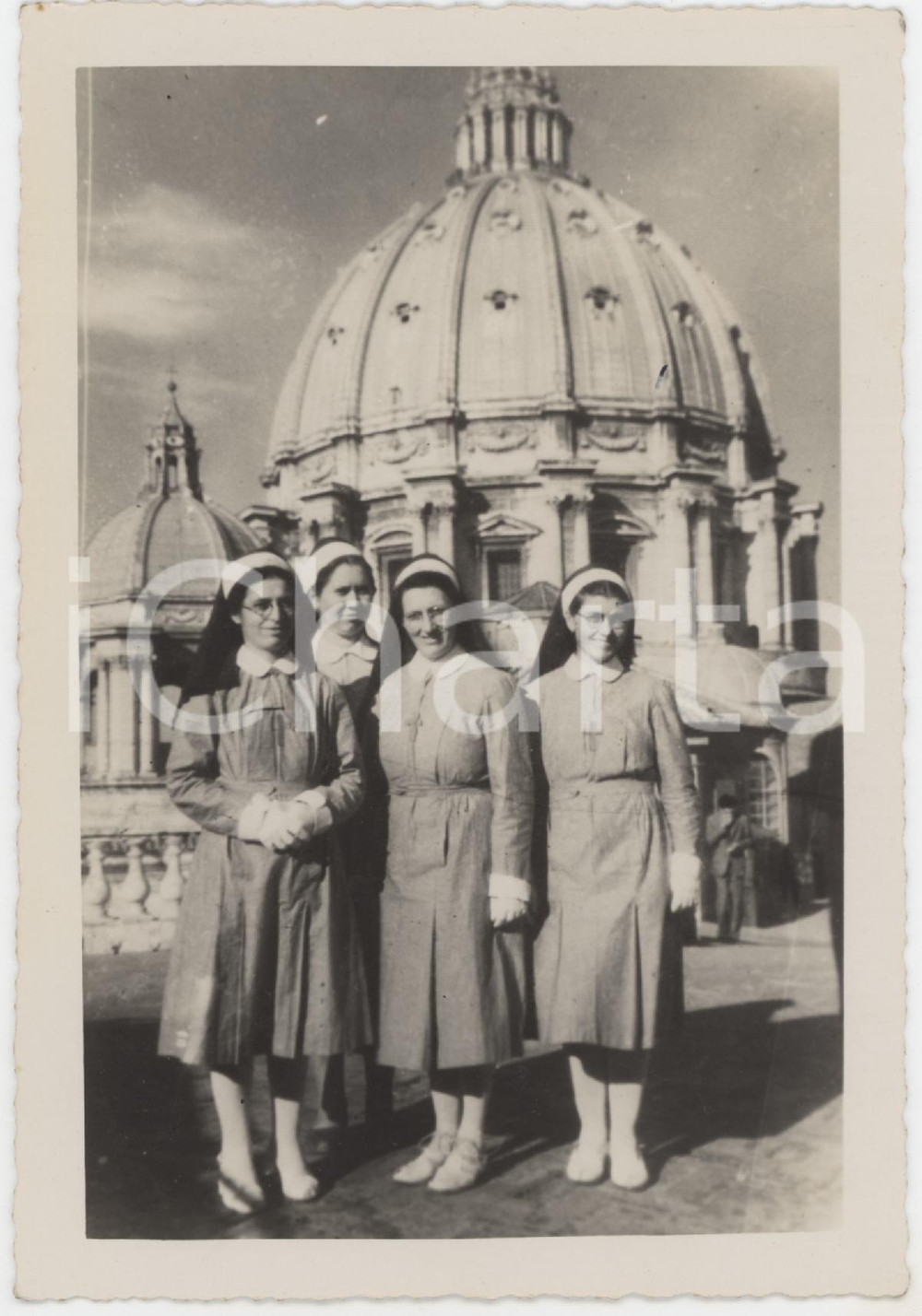 Fotografia d epoca originale 1960 ca ROMA Piazza San Pietro  Suore in pellegrinaggio  Foto 9x14 cm 1