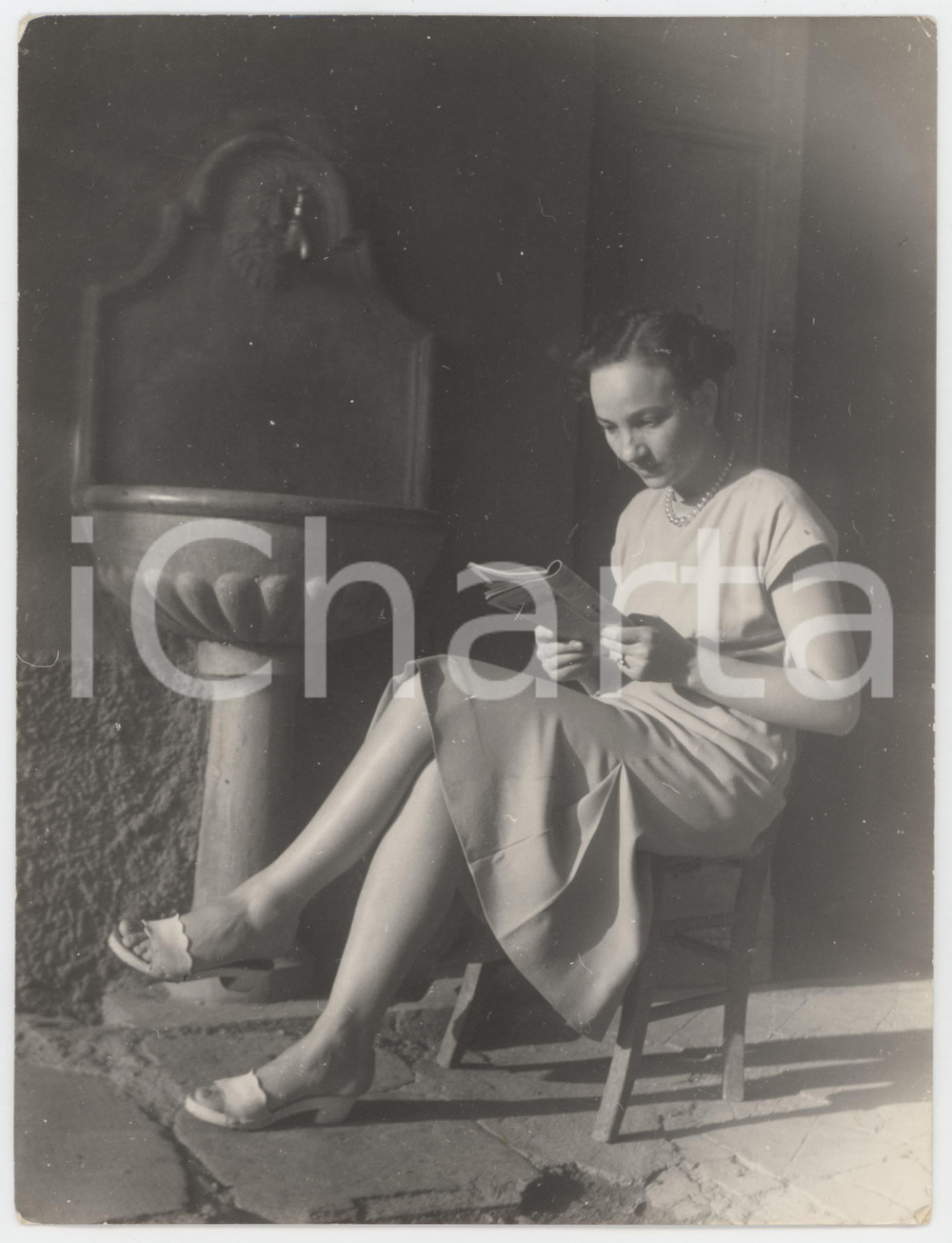 Fotografia d epoca originale 1950 ca ITALIA Donna in lettura al sole  Foto artistica 18x24 cm 1
