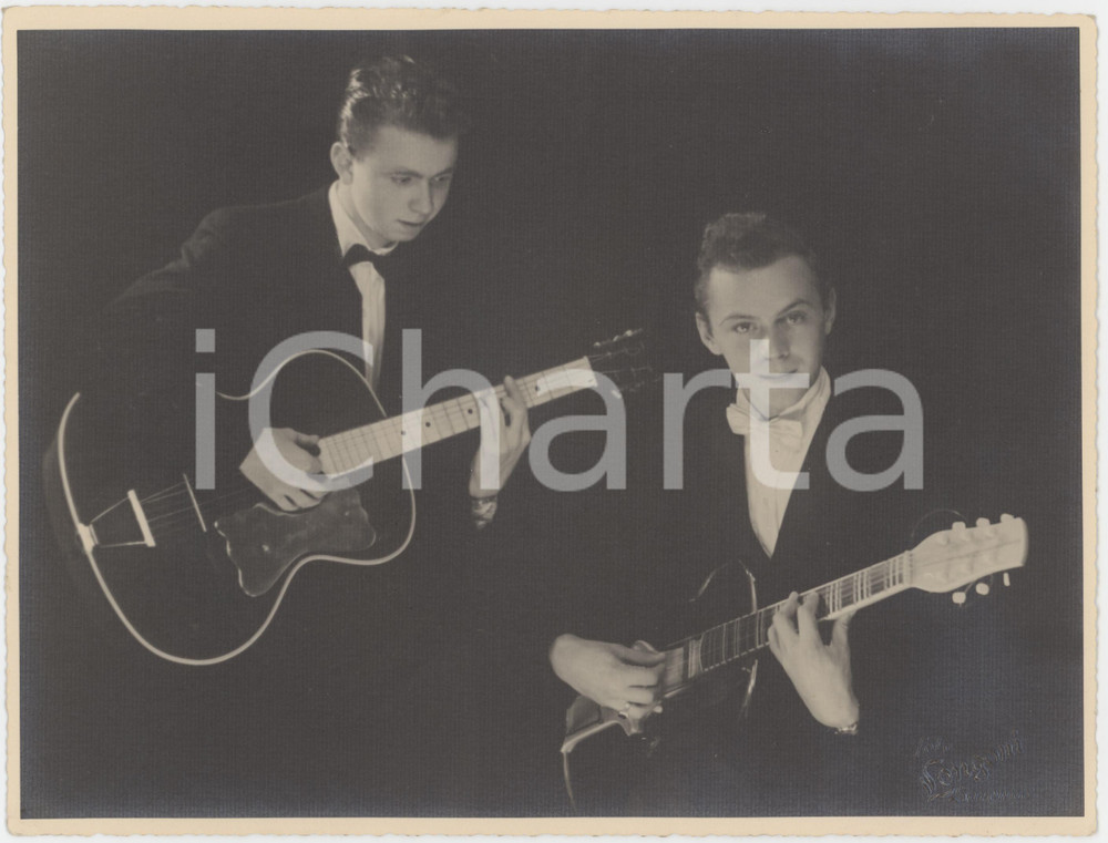 Fotografia d epoca originale 1950 ca SARONNO VA MUSICA Coppia di chitarristi  FICICCHIA 1 Foto 24x18 cm 1