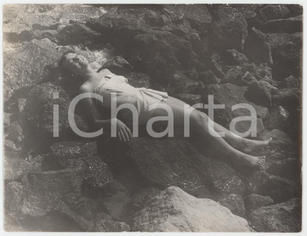 Fotografia d epoca originale 1950 ca ITALIA Donna distesa sugli scogli  Foto artistica 24x18 cm 1