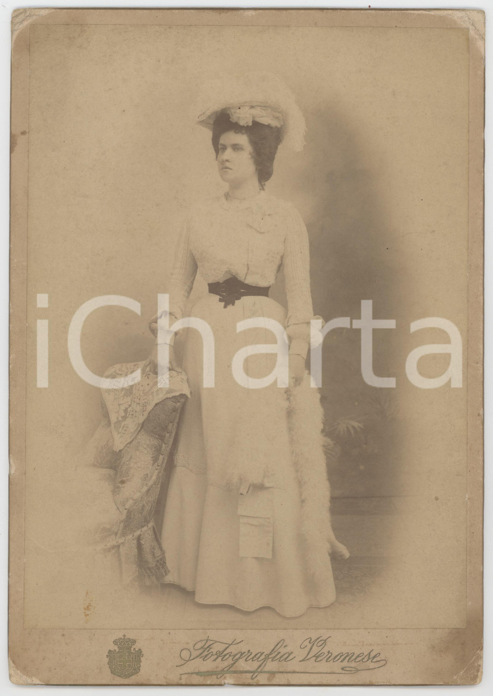 Fotografia d epoca originale 1890 ca VERONA Nobildonna in abito bianco  Foto Francesco SGOBBI 17x25 cm 1