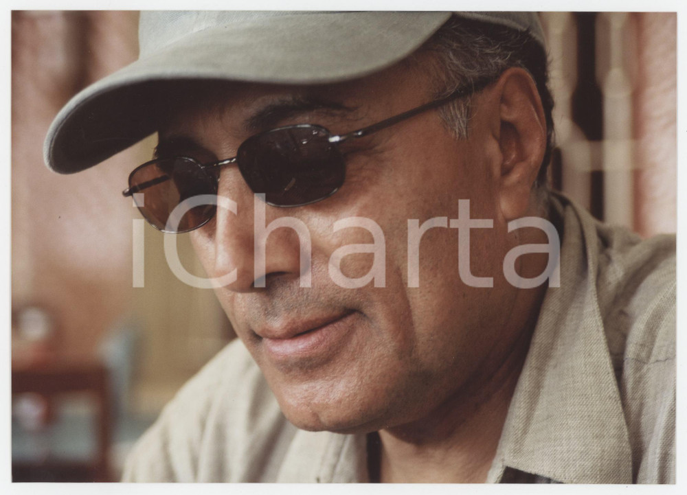 Materiale cinematografico d’epoca 2001 CINEMA  ABC AFRICA Abbas KIAROSTAMI Ritratto del regista  Foto 18x12 cm 1