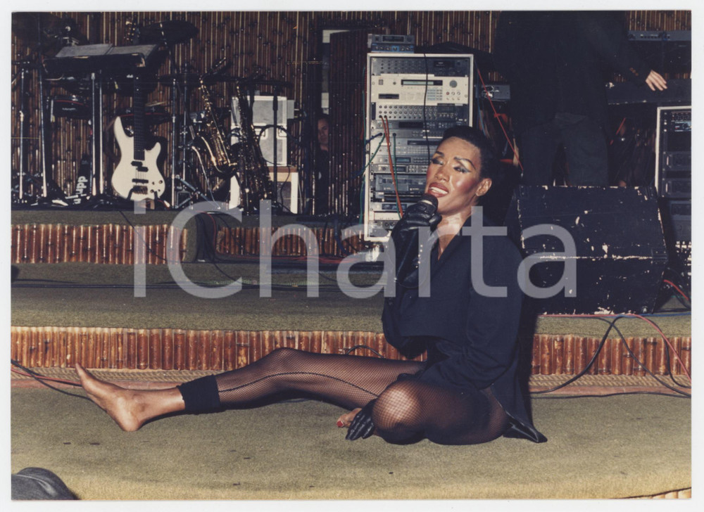 Fotografia d epoca originale 1980 ca VARIETÃ€  DRAG QUEEN Imitatore di Grace JONES sul palco  Foto 17x12 1