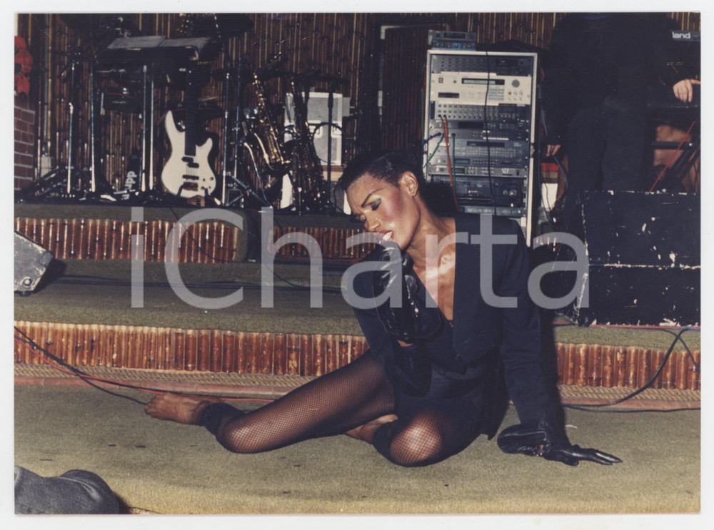 Fotografia d epoca originale 1980 ca VARIETÃ€  DRAG QUEEN Imitatore di Grace JONES sul palco  Foto 17x12 1 1