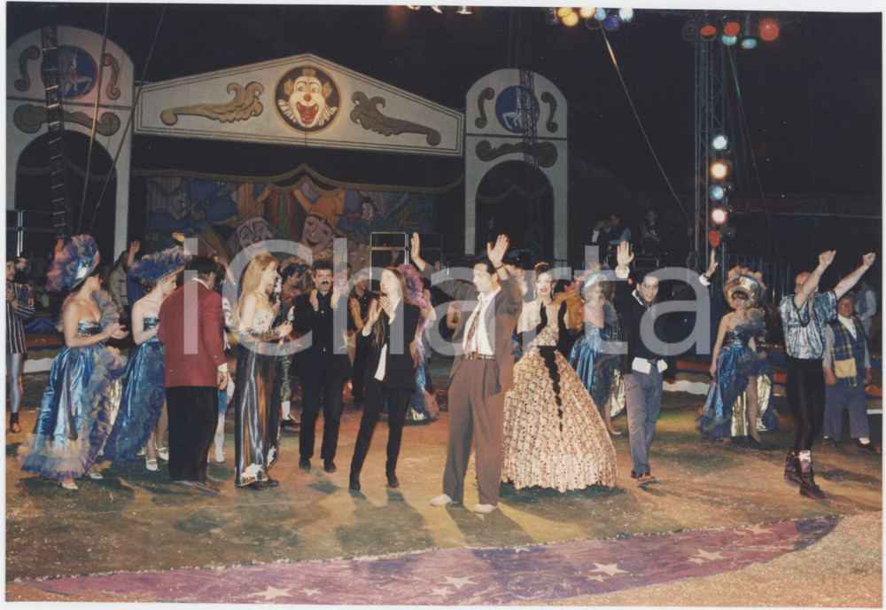 Fotografia d epoca originale 1996 COSTUME  CIRCO ORFEI Rosario FIORELLO Nando e Ambra ORFEI Foto 19x13 5 1