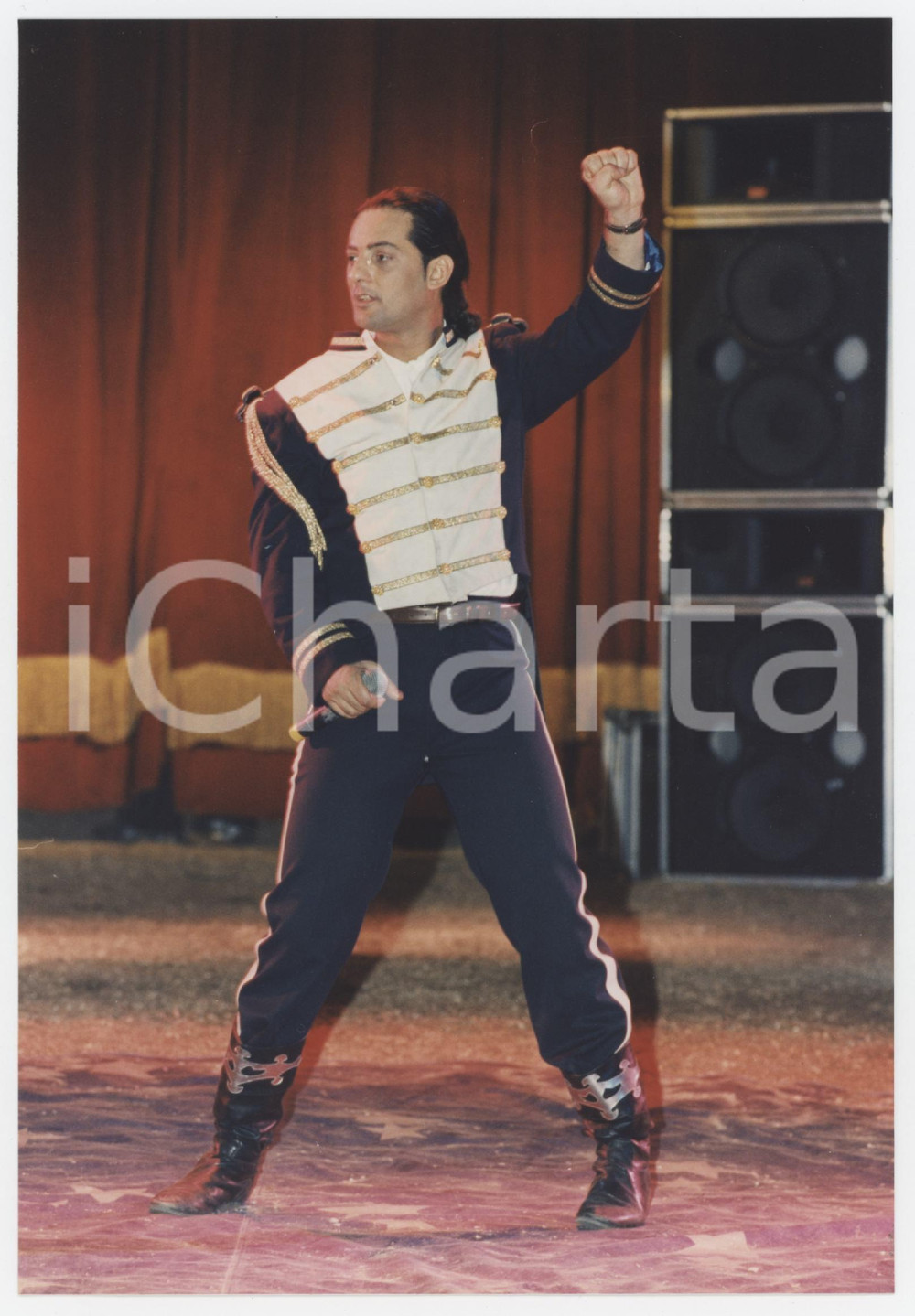 Fotografia d epoca originale 1996 COSTUME  CIRCO ORFEI  Rosario FIORELLO in scena  Foto 13x19 cm 2 1