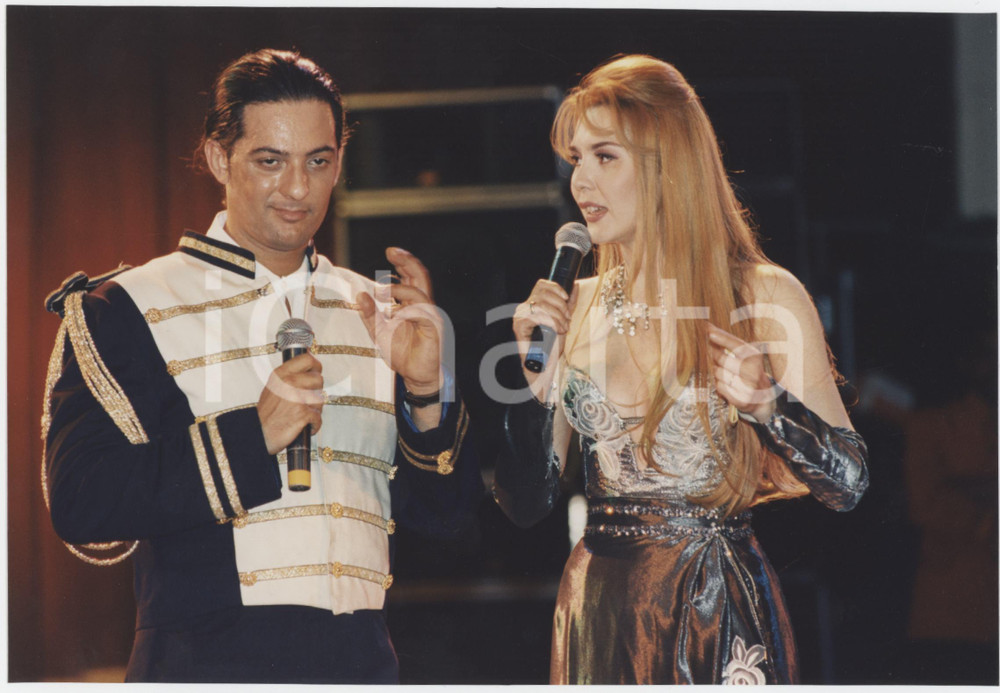Fotografia d epoca originale 1996 COSTUME  CIRCO ORFEI  Rosario FIORELLO e Ambra ORFEI Foto 19x13 cm 1 1
